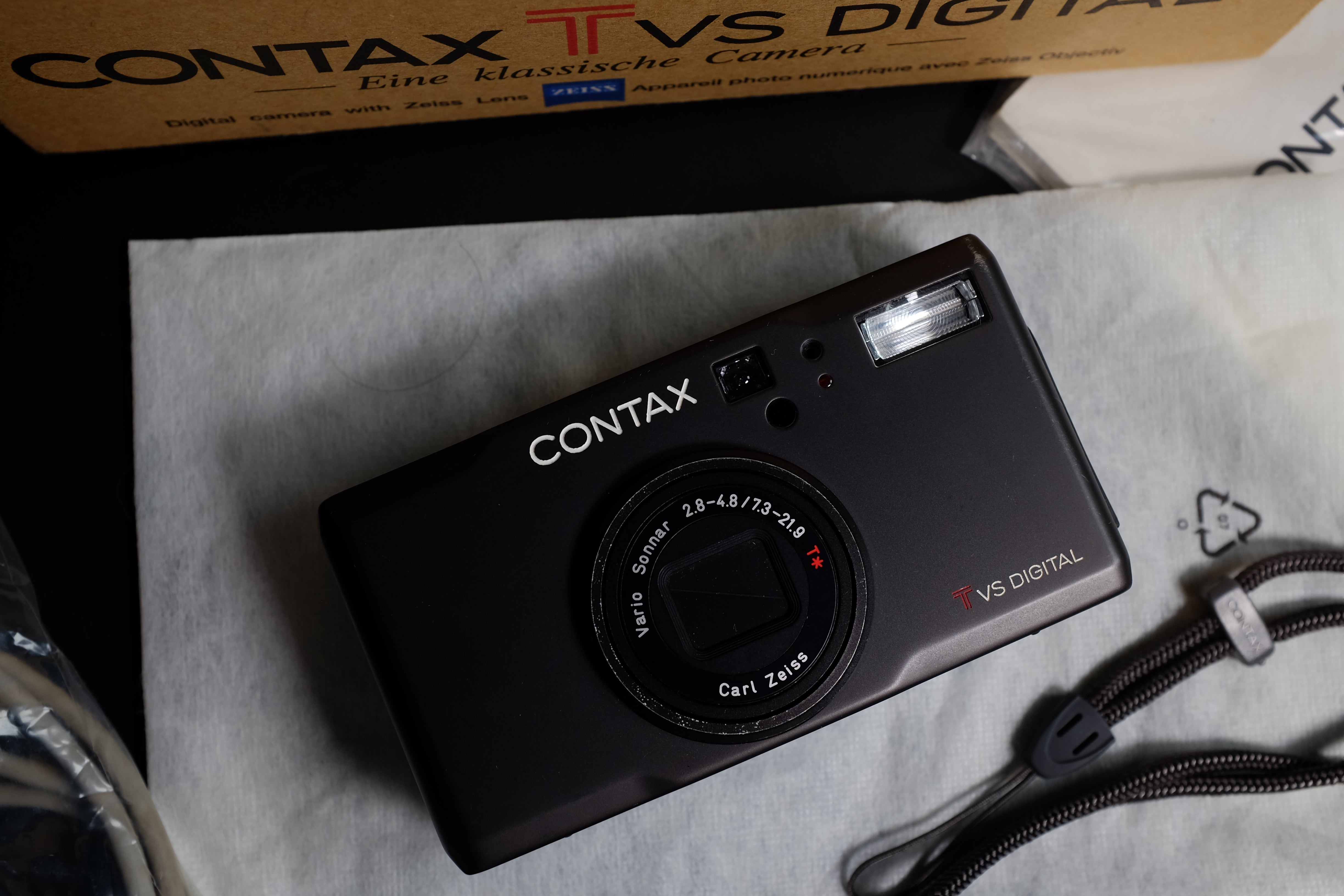 公式ショップ】 DIGITAL TVS CONTAX TITAN 美品 BLACK デジタルカメラ ...